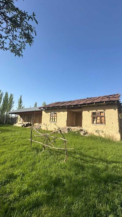 Паркент тумани. Паркентдан 18км. 13.7 сотихда уй куришга ер сотаман.