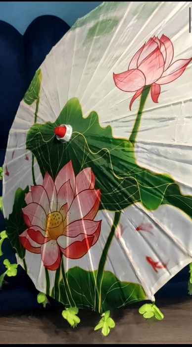 Привозной китайский зонт на деревянной основе