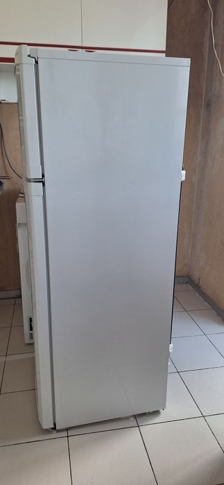 Свободностоящ хладилник с горен фризер Beko DSA 25020