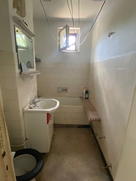 Vând apartament cu 3 camere vis a vis de KFC