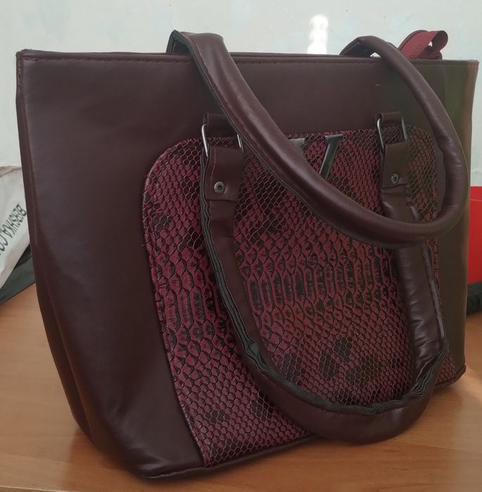 Дамска чанта с къси дръжки