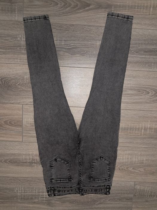 Дамски дънки тип "скини" (skinny) или с тесен крачол.