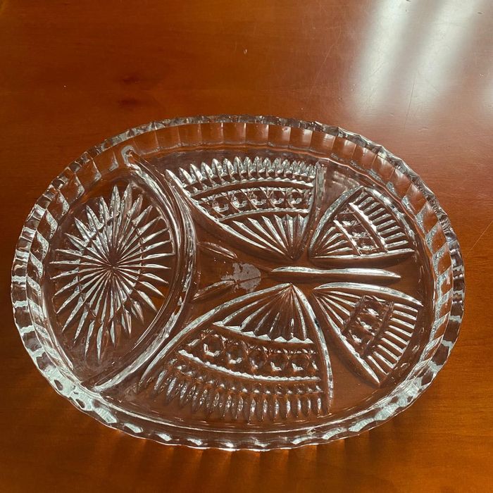 Продам хрустальную тарелку