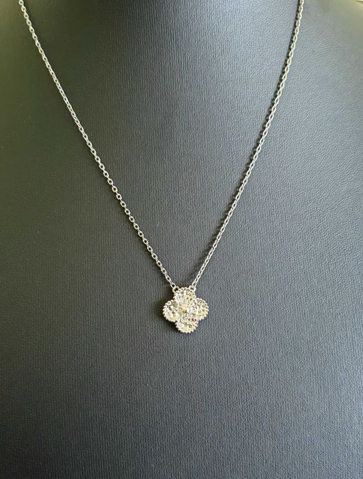 Дамско колие в бяло злато на Van Cleef & Arpels VCA Vintage Alhambra