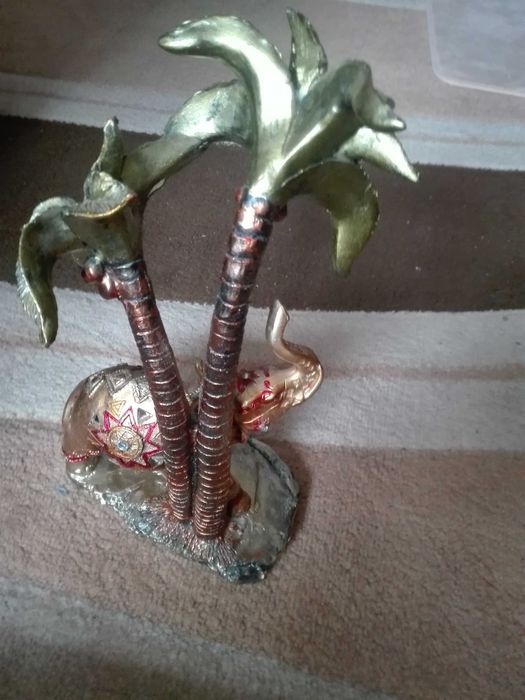 Слон  с палми за подарък.