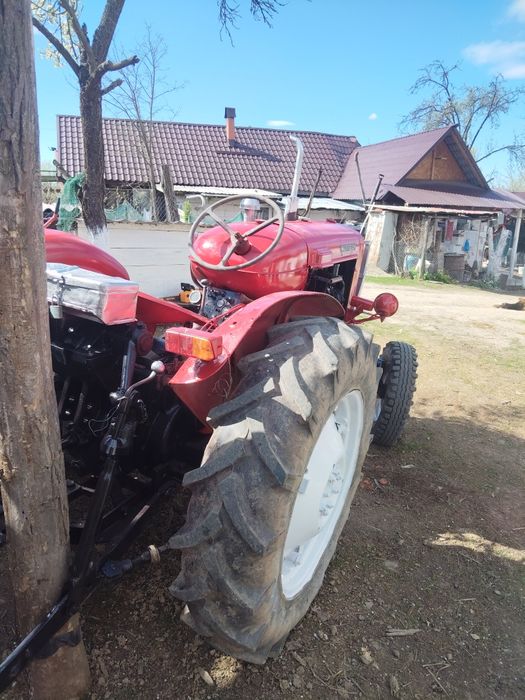 Vând tractor fent