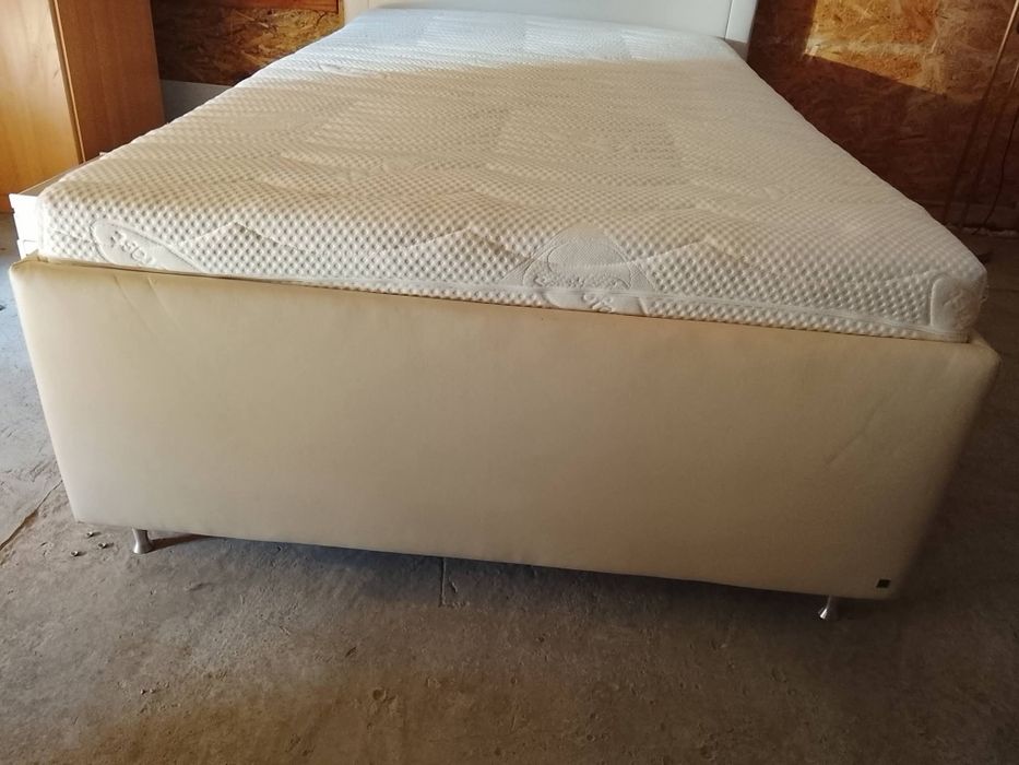 Pat tapițat în stare foarte bună