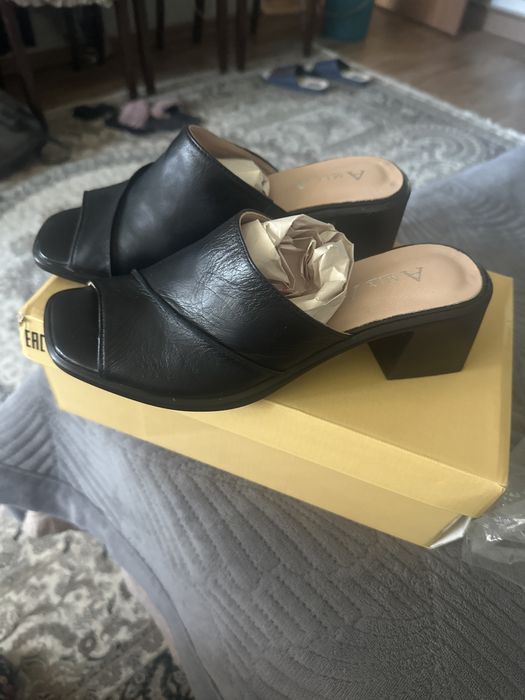 Новые кожаные шлепки 38 р