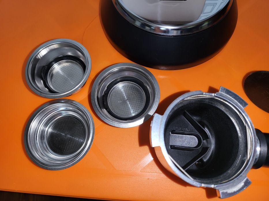 Кафемашина с ръкохватка DeLonghi Dedica EC685.W Бяла