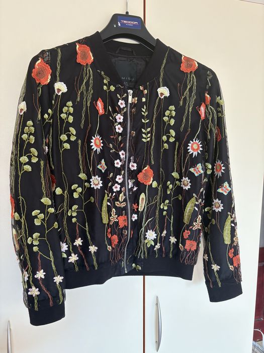 Яке с бродерия.