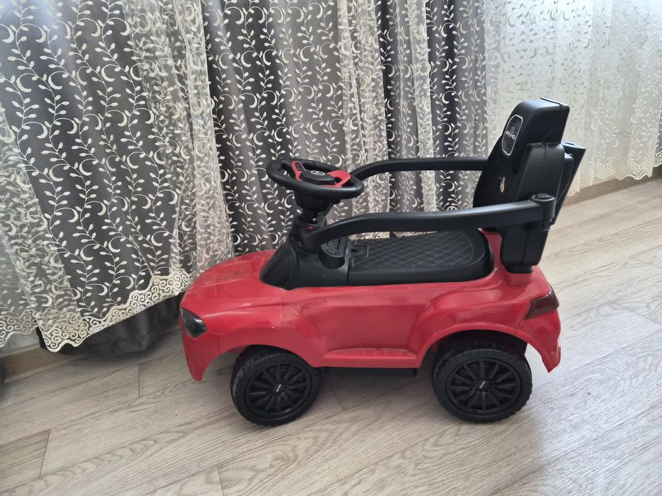 Продаётся детская каталка-толокар красного цвета