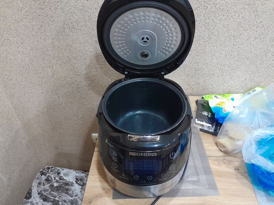 Срочно продаётся мультиварка redmond rmc-m90
