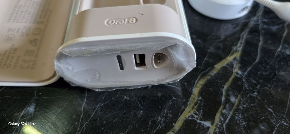 Зарядно и калъф за ел. четка  OralB