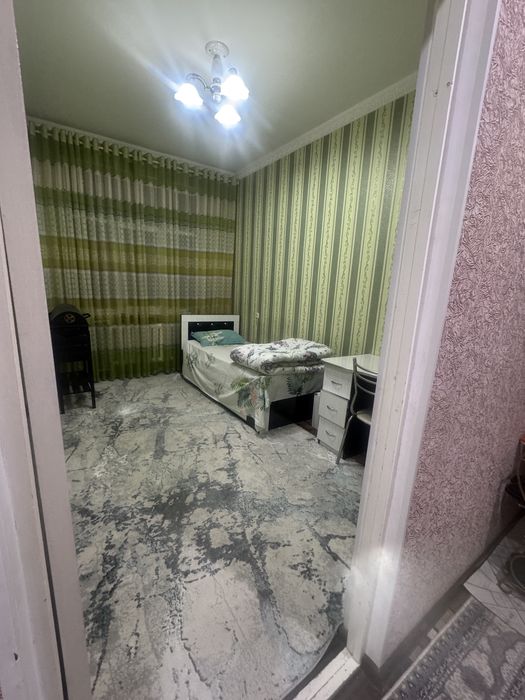 Srochno, 3 xonali kvartira sotiladi. M.Tarobiy kuchasi 109-uy, 4-xona