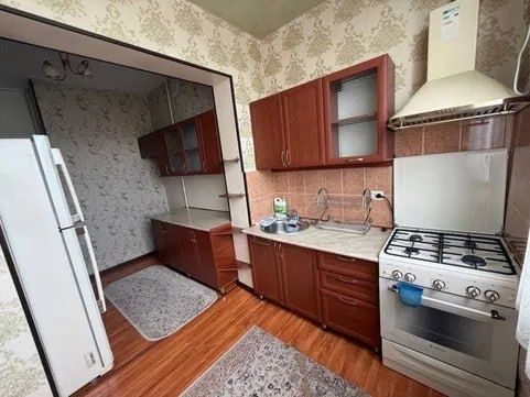 Квартира на Караташ -Уч чинор 3/3/4 общ пл 70м с обстановкой