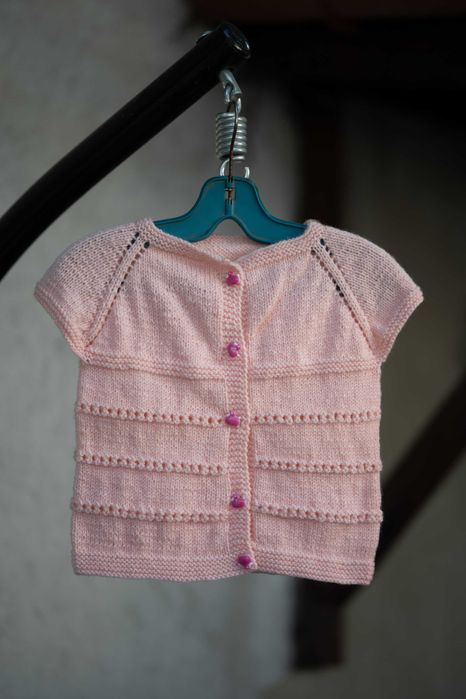 Ръчно плетени детски дрехи.