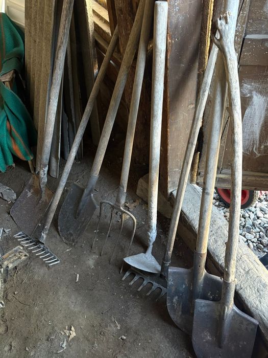 Лопаты вилы тяпки грабли