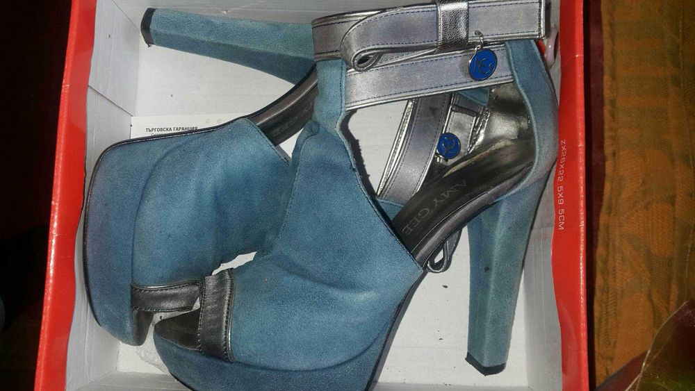 Разни яки обувки