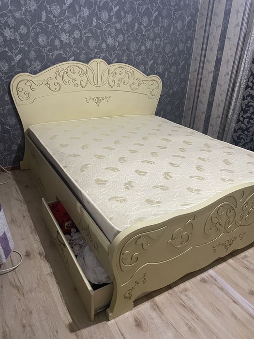 Кровать двуспальная с матрасом