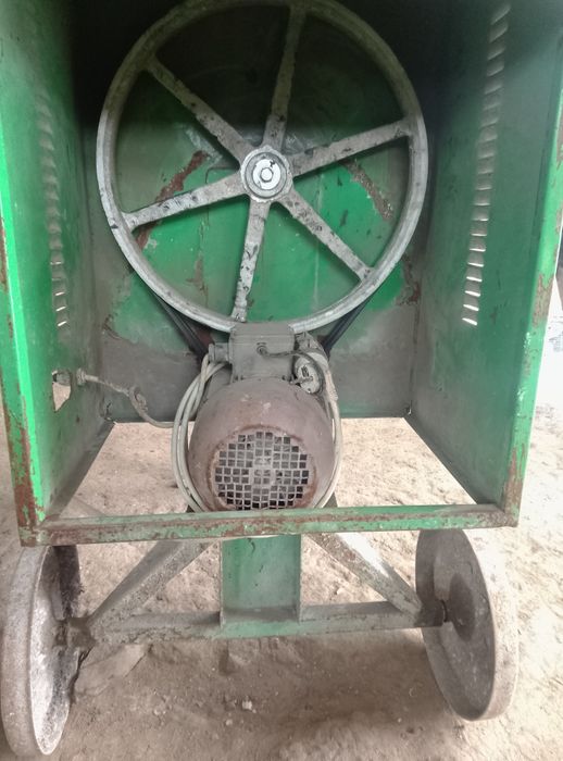 Betoniera silențioasă de 250 l