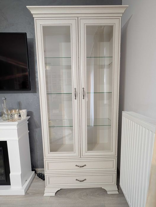 Vitrină mare Mobexpert gama Charme – 2 uși cu sticlă si 2 sertare