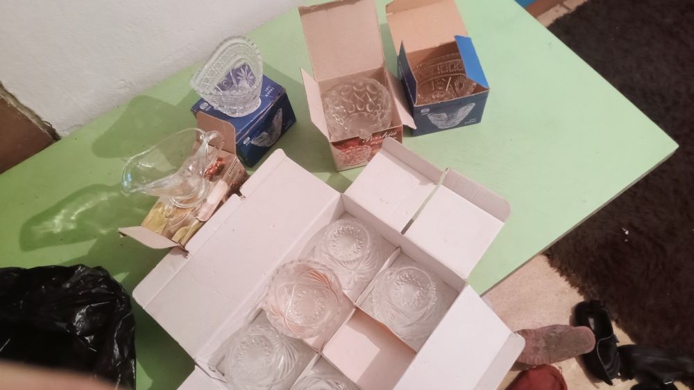 Бесплатно дам посуды кому надо