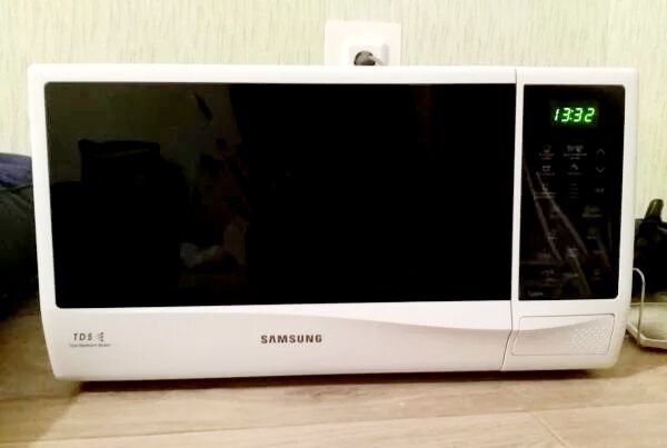 Продам микровалновую печь Samsung полностью в рабочем состоянии