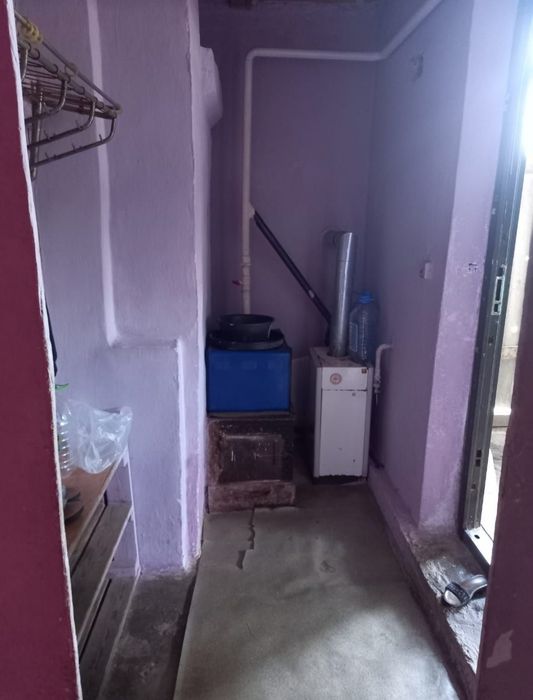 Продам угловой 3 ком дом и недостроенный большой времянка для квартиры