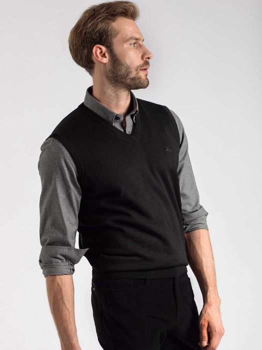 Продается Безрукавка KARACA.
Цвет: черный. Остался один размер 48 (М)