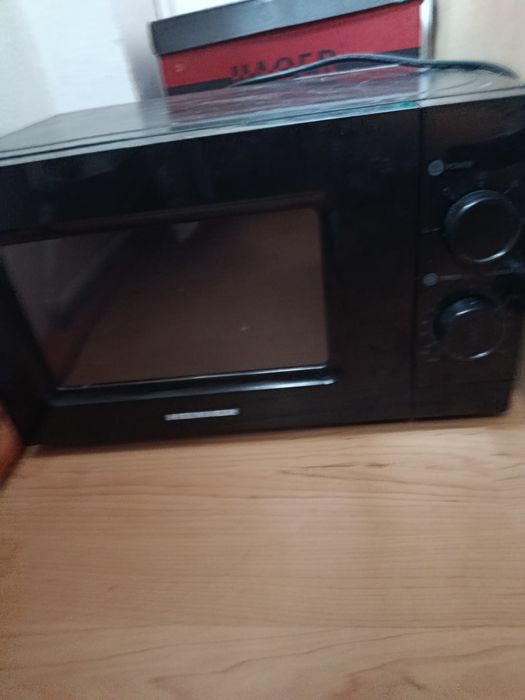 Vând cuptor cu microunde Hainer