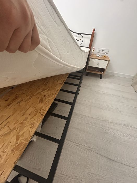 Продам кровать 2.2х2 с чистым матрасом