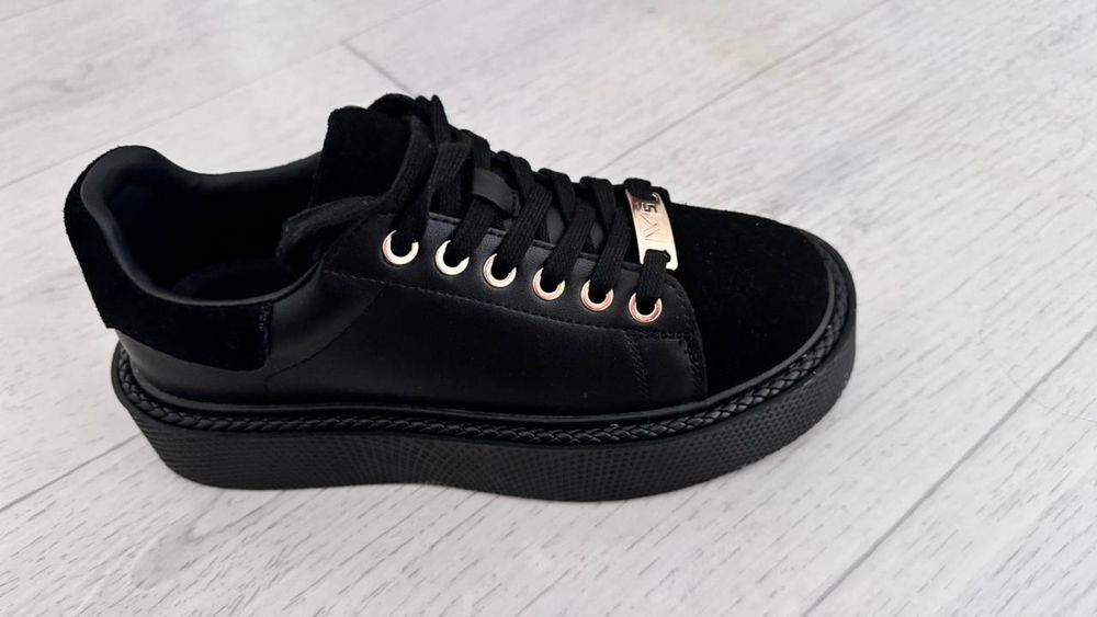 Кроссовки черные