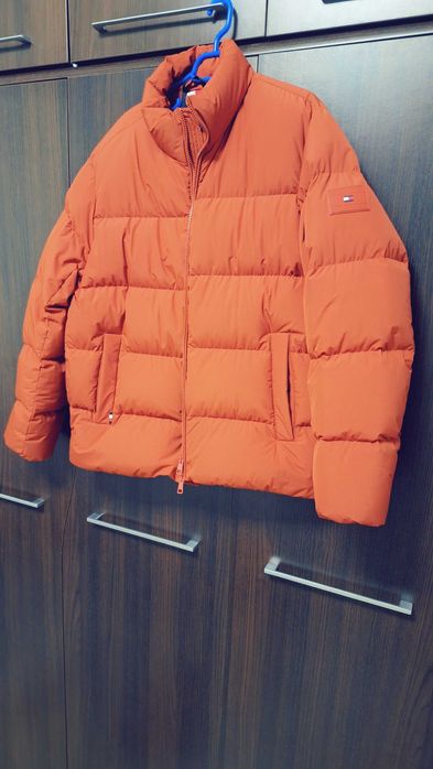 Vand geaca de iarna Tommy Hilfiger,nou nouta.