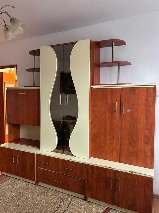 Inchiriez apartament cu 2 camere in in zona Decebalecebal aproape de piata. Apartamentul este situat la partier,este mobilat si utilat la cheie.