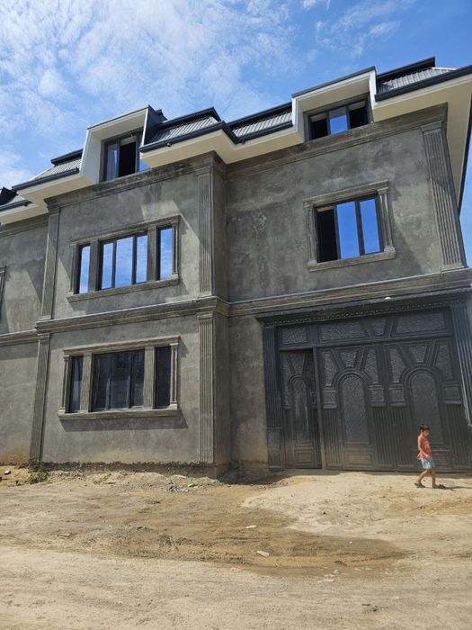 6 sotik 20*30 14 xona 2 etaj mansarda xam bor