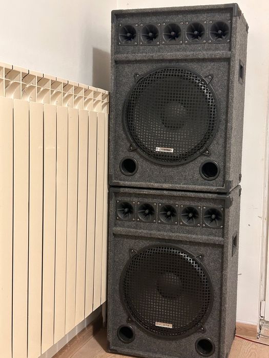 Продават се тон колони и двете са 1200w Усиователя е 370w