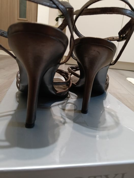 Vând sandale de ocazie Bershka, nuanță de bronz