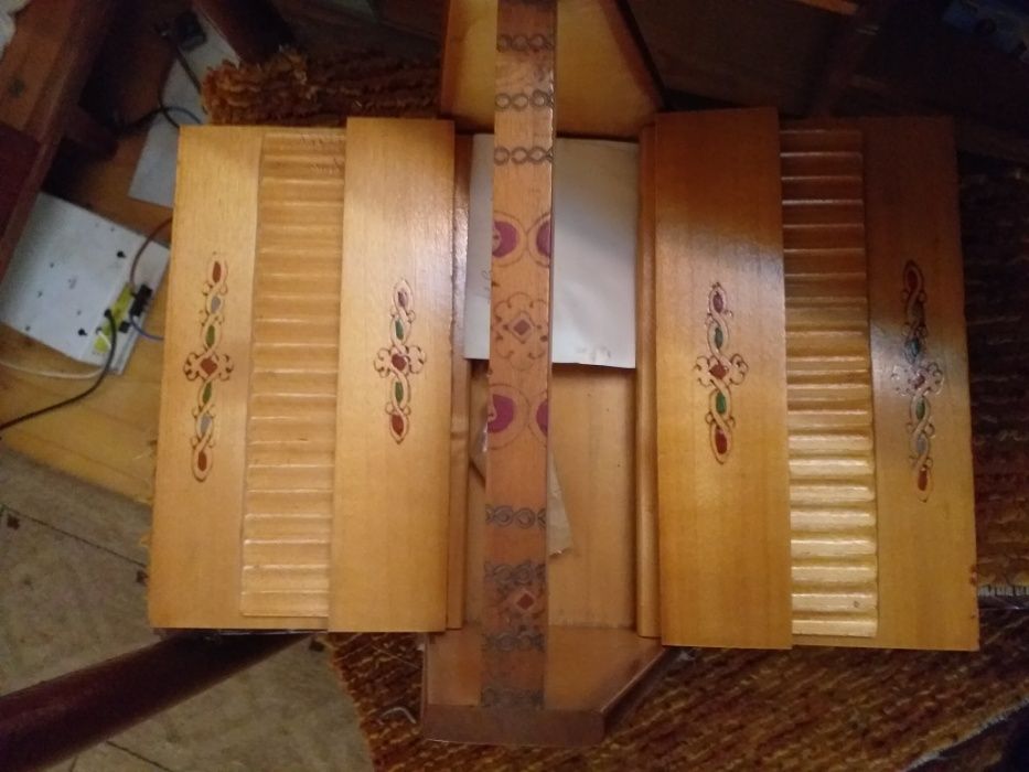 Дървена кутия с дърворезба, свирукащи птичета, моливник