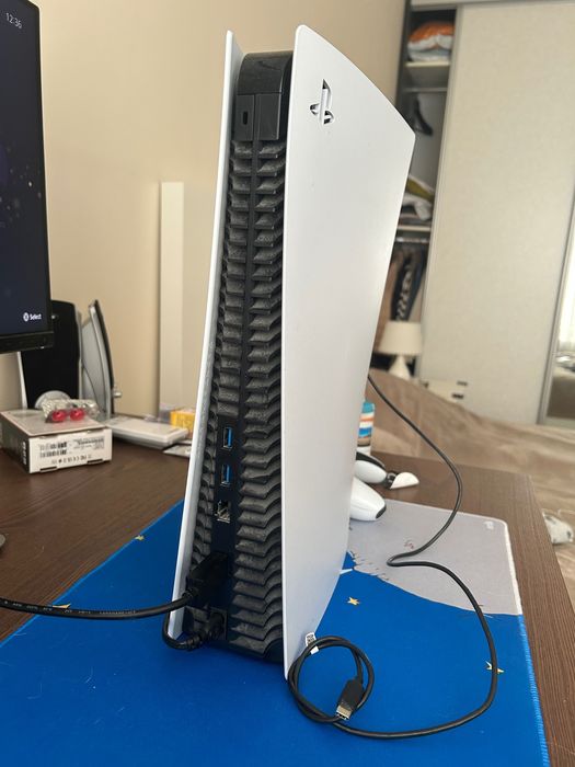 Продавам PlayStation 5(диск версия) в отлично състояние.