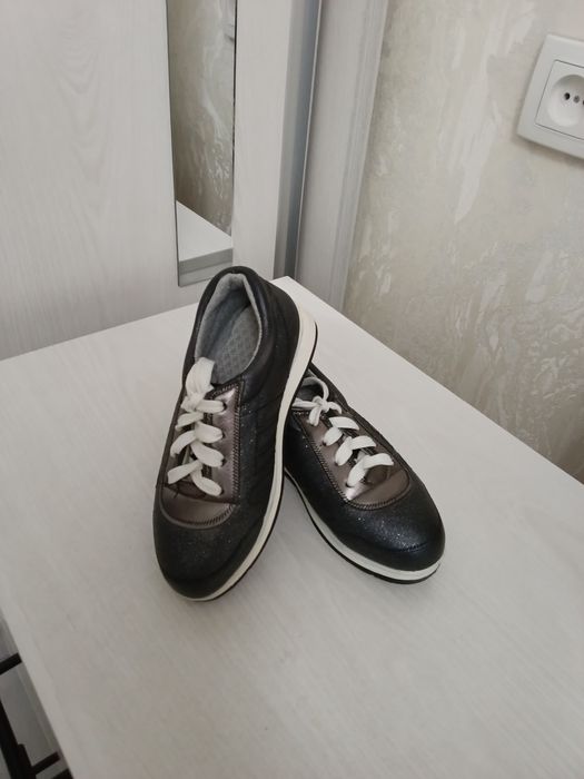 Кизлар учун оёк кийим сотилади 32-размер