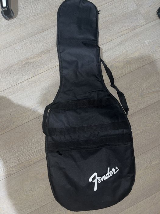 Ел.китара Squier STRATOCASTER + Усилвател Fender Frontman 15G + педал с ефект Distortion + стойка за китара Fender + калъф на китарата и три кабела.