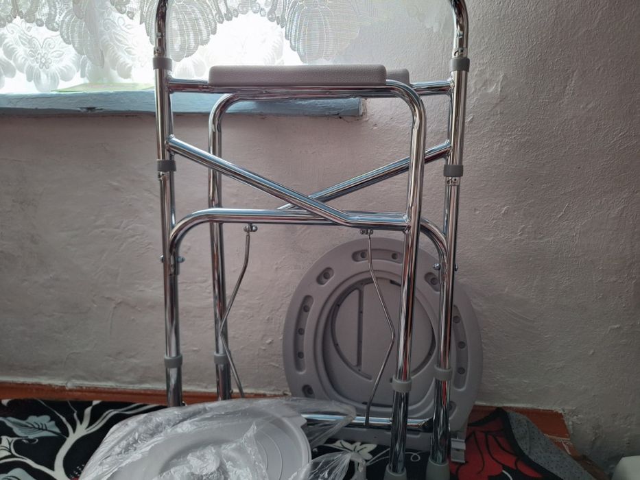 Сидящий унитаз для больных