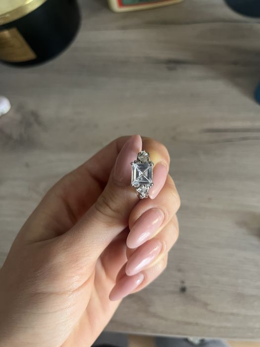 Годежен пръстен с квадратен камък с кутийка