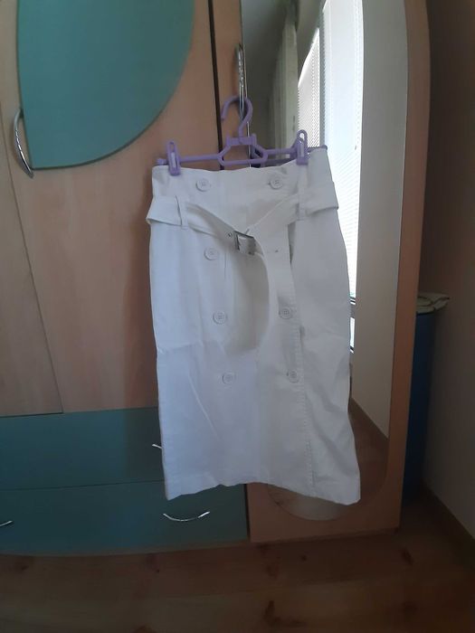 Продавам бяла права пола&черна дънкена