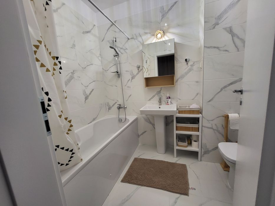 Închiriez studio