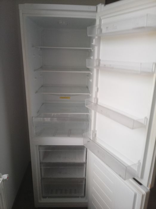 Frigider arctic este aproape nou preț 1150 lei neg Nr 0735106213.