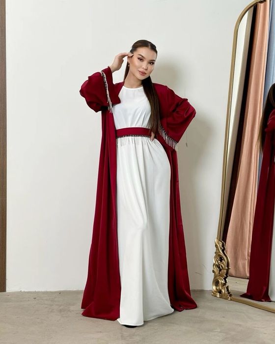 Абайка и белое платье