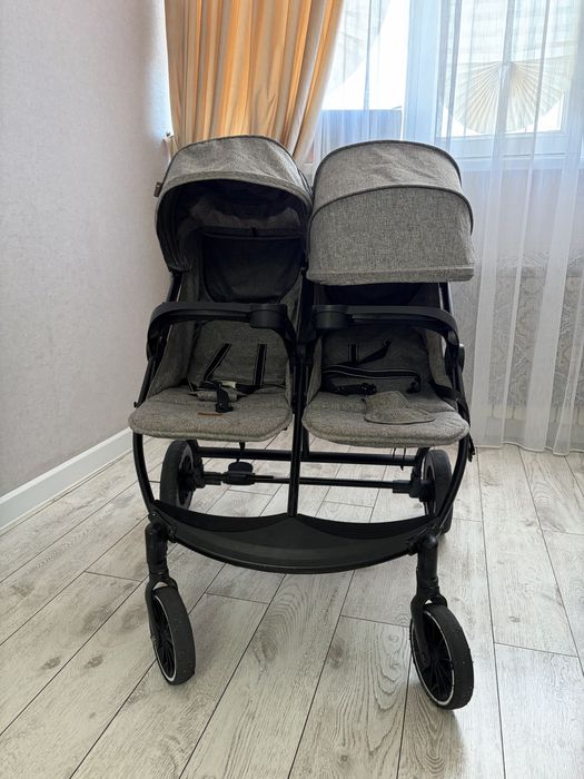 Двухместная коляска