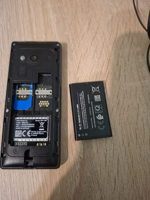 Vind telefon Nokia cu 2 cartele in stare bună.