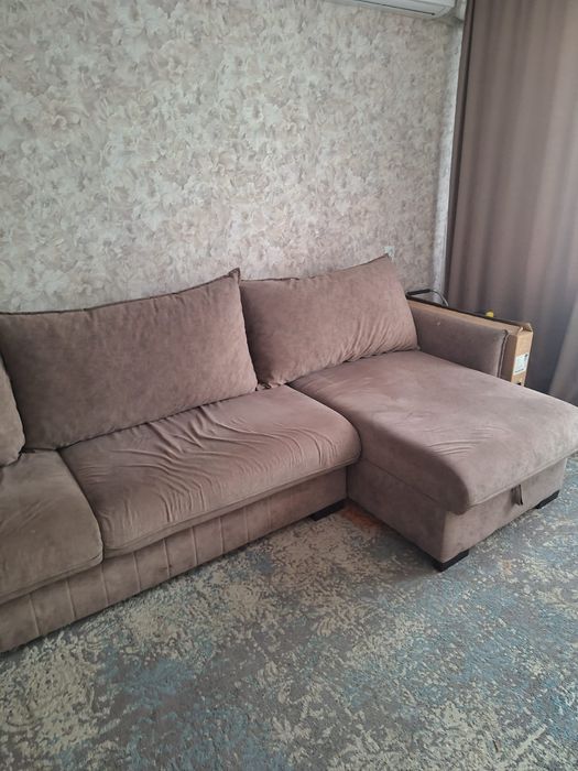 угловой диван коричневый